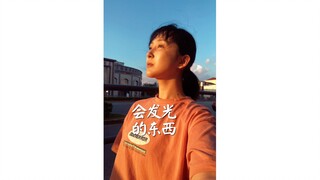 会发光的人，照镜子时能看清自己的脸吗
