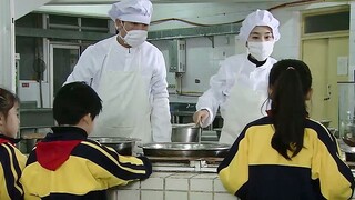 Bibi kantin yang tidak bertanggung jawab demi menghemat biaya, ternyata membiarkan siswa makan bunci