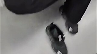 不想穿鞋是吗？那就别穿了吧