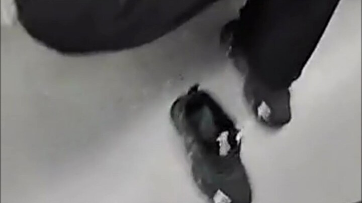 You don't want to wear shoes, huh? Then don't wear them!