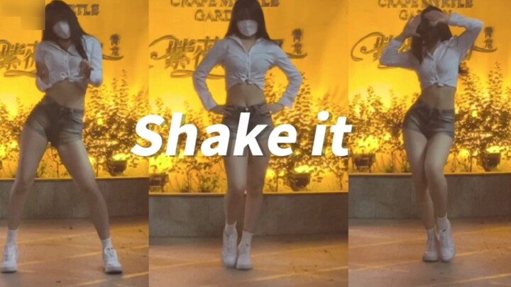 Shorts and wine glass legs are the best match! Silky sexy Shake it~