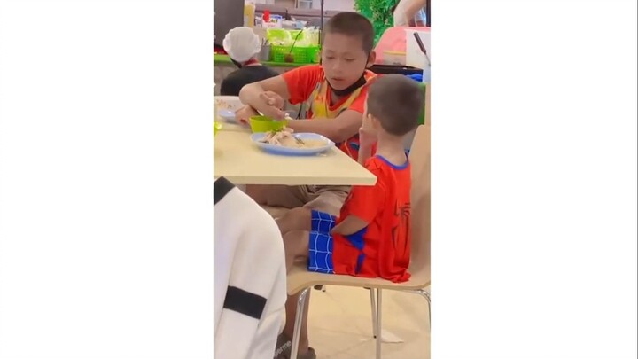 ป้อนข้าวให้กินหน่อย