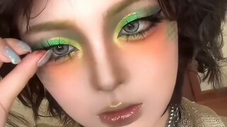 حتى الشعر الناعم والرقيق والهابط يمكن أن يكون له جاذبية شيطانية...