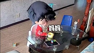 看到女儿这一幕心都碎了 在爸爸面前有多乖 我就有多心疼…#萌娃 #监控下的一幕 #90后带娃
