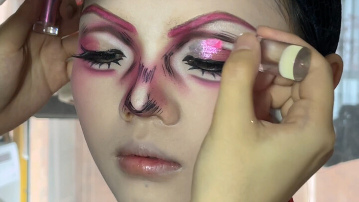 Cosplay makeup artist's real-life makeup session recording