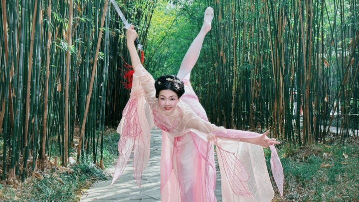 Không ổn rồi! Sư tỷ rút kiếm xuống núi rồi!