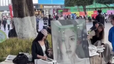 In 1997, a college student majoring in fine arts set up a stall to paint, creating artworks entirely