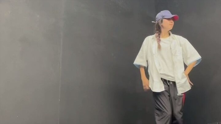 Happy and stress-free popping dance / female popper
