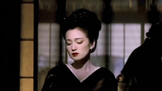 她的眼神自带霸气，一瞥一笑都能牵动人心弦