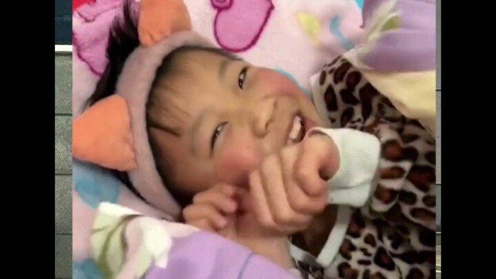 น้องชายที่อ้างว่าเก็บแมวมาไว้ในผ้าห่ม