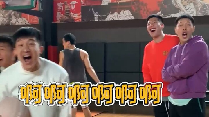 Lực bùng nổ của Luo Si ở Hà Nam không chỉ mạnh mà cú nhảy ném dừng đột ngột của anh còn cực kỳ chính