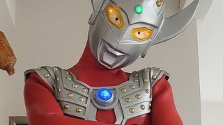 Untuk kedua kalinya, saya mengenakan sarung kulit Ultraman Taro untuk menggantikan sepatu bot saya d