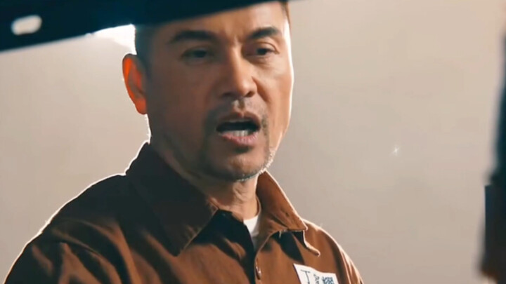 Người đàn ông ở trong tù, may mà có một ông trùm xã hội đen giúp đỡ, nếu không thì đã khổ rồi...