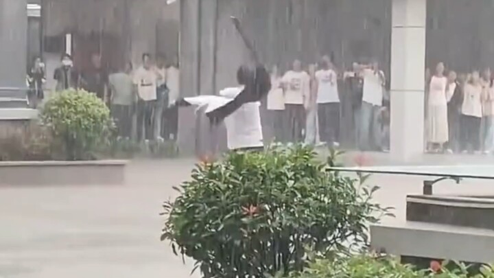 Tôi về nhà và tìm kiếm trên bức tường lời thú tội suốt đêm nhưng không thể tìm thấy chính mình.