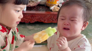 人类幼崽第一次吃冰淇淋啊，表情把我笑疯了！