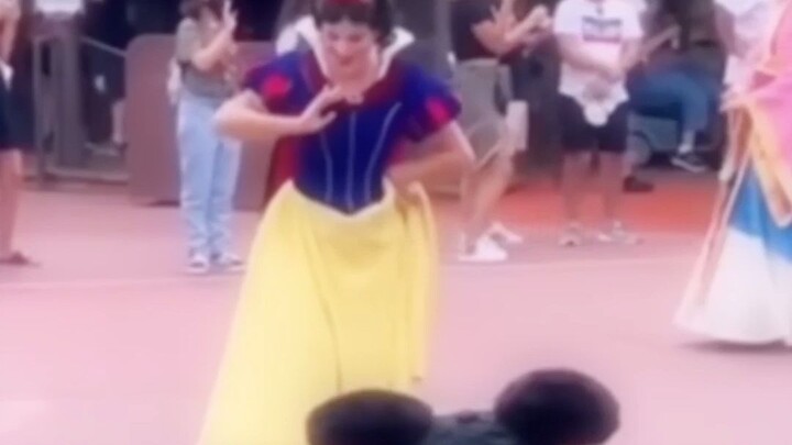 Chàng quý ông lịch thiệp và nhiệt tình nhận được phản hồi tao nhã nhất từ các công chúa.