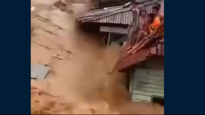 Vidio ini menanmpakkan sebuah gunung berapi saat banjir bandang sibolga, semoga semuanya elalu dalam