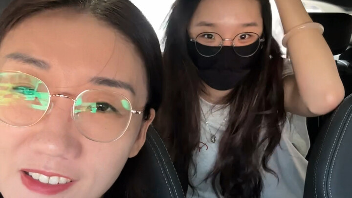 The daughters’ rooms are a complete mess—should mom help them tidy up? The daughters’ rooms are a co