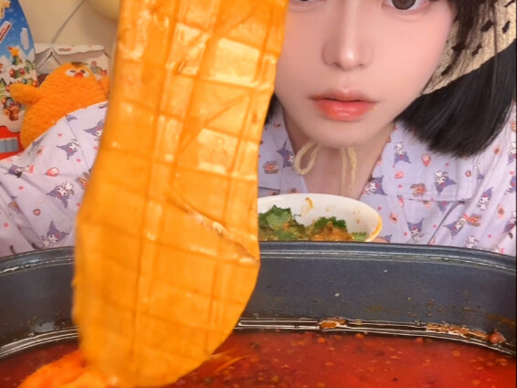 The main host is once again trying hot pot ingredients recommended by netizens…