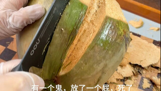 Menantang untuk membuka bola es dari kelapa beku