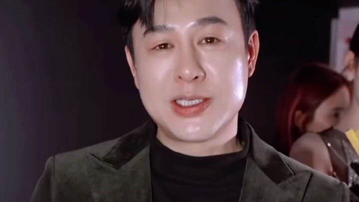 微博之夜互送礼物第二弹#微博之夜互换礼物,杨紫抽中张颂文礼物,白鹿抽中许佳琪的围巾,陈哲远准备的瓜子被于文文抽到,邓为抽到了米卡自制的手机支架