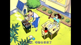 【蜡笔小新】在院子里面烧烤撸串喝啤酒，广志花钱做木露台做饭哦