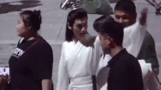 เฉินเฟยหยูและหลัวหยุนซีคว้าแขนของอาจารย์ด้วยมือข้างหนึ่งแล้วหมุนตัวไปรอบๆ