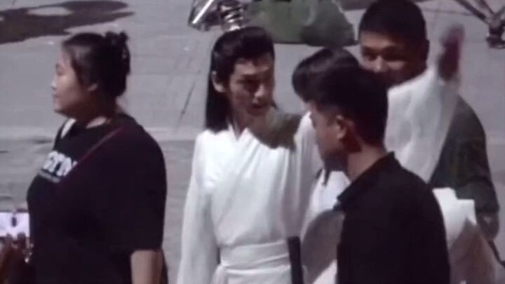 Chen Feiyu and Luo Yunxi grabbed the master's arm with one hand and spun around.