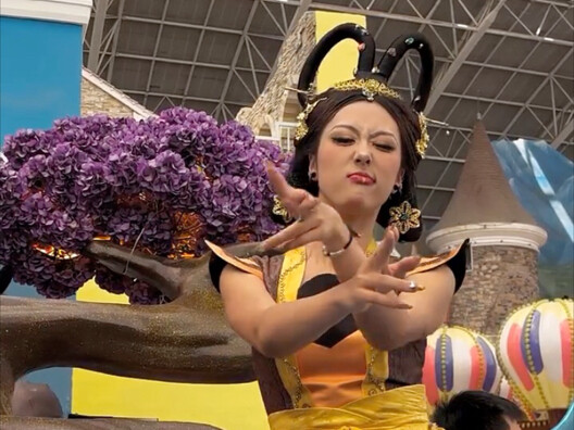 天津欢乐谷蛇精，今天蛇精不说话只跳舞，一看就是男生的原生相机拍的