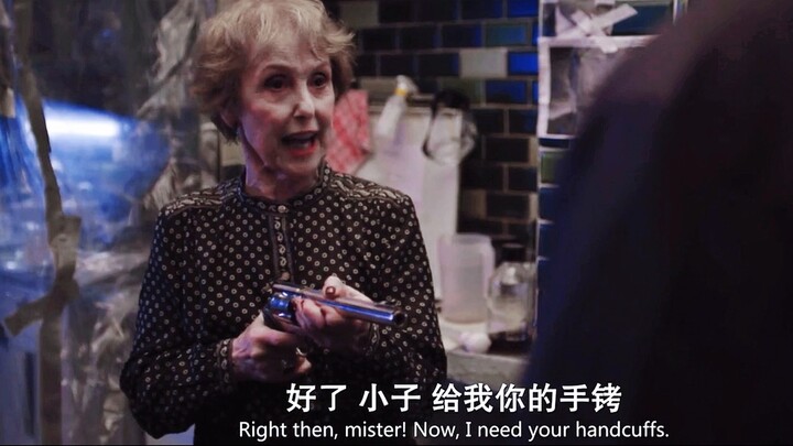 عجوز في الستين من عمرها تُدير سيارة أستون مارتن بانجراف في الشارع من أجل شغفها بزوجة رومانسية – هل ه