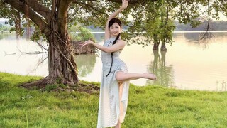 初见她漫步溪桥下，她轻摘一朵桃花