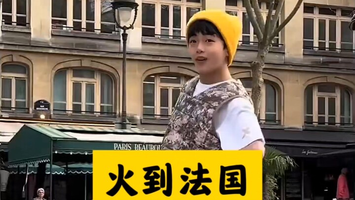 Cậu bé gây bão phố phường, nổi tiếng đến cả nước Pháp!