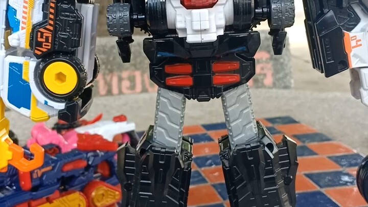 DX Patkaiser Strong Biker, một robot cảnh sát lái xe mô tô.