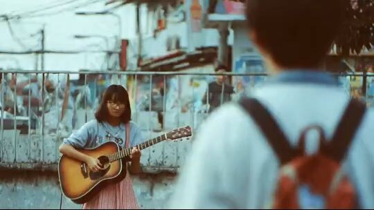 เธอเล่นดนตรียิ่งมีเสน่ห์  她演奏音樂時更顯魅力。