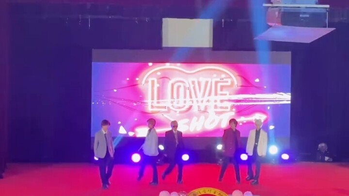 Kakak perempuan senior melakukan cosplay foto cinta boy band Guangye di pesta penyambutan