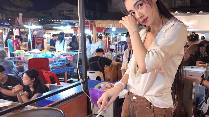 Món trứng cuộn được yêu thích nhất tại chợ đêm Vạn Tượng, món ăn đường phố Lào