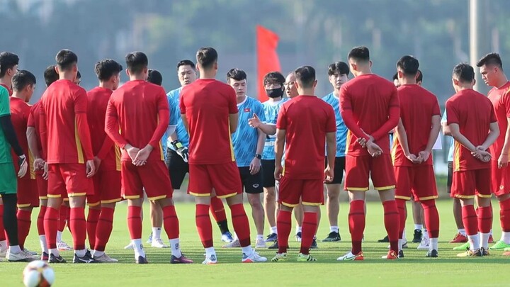 Thầy Park chọc Tiến Linh khi U23 Việt Nam tập chuẩn bị đấu U23 Indonesia