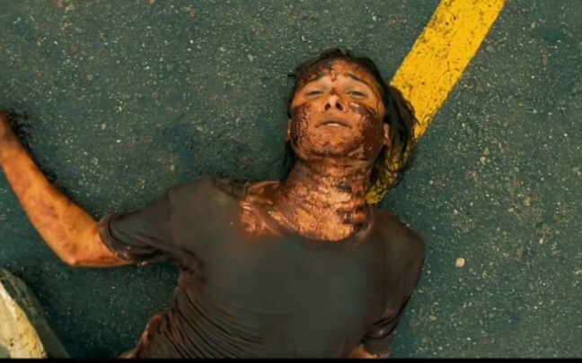 Pria ini menyusup ke tengah kerumunan zombie, meniru langkah kaki dan ekspresi wajah zombie, ternyat