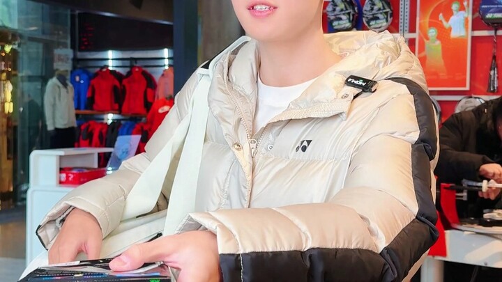 建议问一问，是不是对面#羽毛球拍 #拉线  馆介绍过来的。#康发体育#尤尼克斯