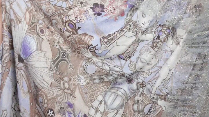 Lolita outfits with such intricate handle designs are rare.