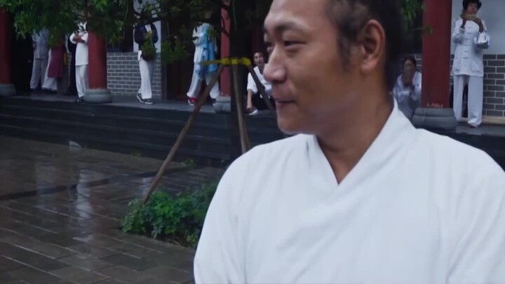 A Wudang sect disciple demonstrates qi-gong stick-breaking, improvising on the spot.