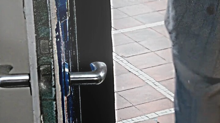 معدل ذكاء هذا المعلّم يتجاوز 200.