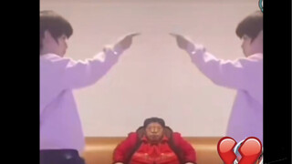 Coba tebak apakah aku sedang menari di depan cermin?