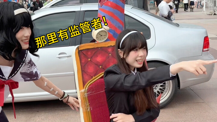 Mang theo chiếc ghế cuồng nhiệt đi hội chợ anime săn người sống sót!!!