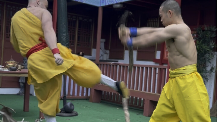 Công phu hai mươi năm của cú đá này, liệu có đỡ nổi không? Khi sư phụ Long mang về một cây gậy từ tr