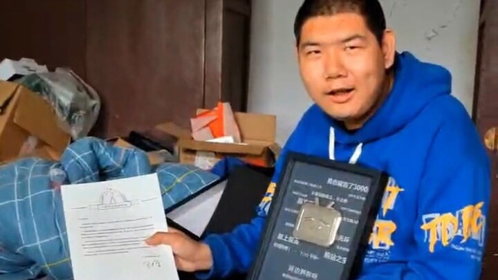 拿到十万粉丝奖牌了，真的很开心。
