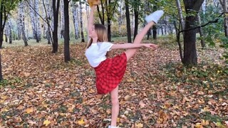 俄罗斯的秋天有多美？00后女孩忍不住跳了起来