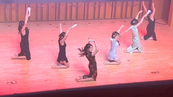 花间舞光脚表演