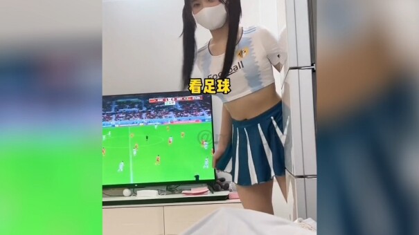Menonton sepak bola atau menonton gadis-gadis cantik di sepak bola?