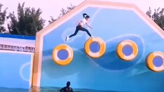 Cố tình đổi ca với đồng nghiệp, cô ấy vẫn chưa rơi xuống.